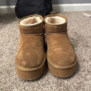 Bearpaw platform boots size US 10